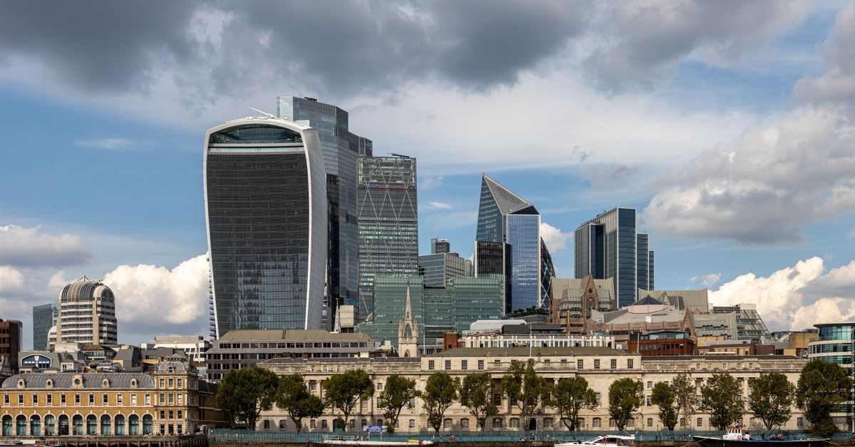 Skyline of London with the iconic Walkie Talkie building and River Thames in view.