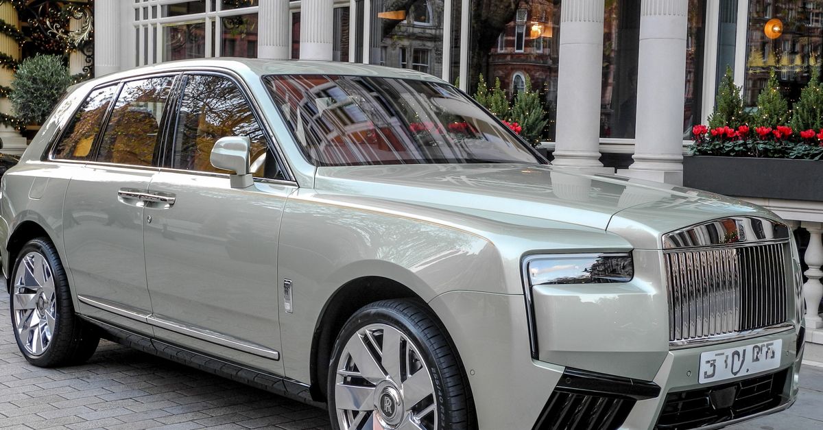 Elegant luxury SUV parked in front of a stylish urban building, reflecting sophistication and modern design.